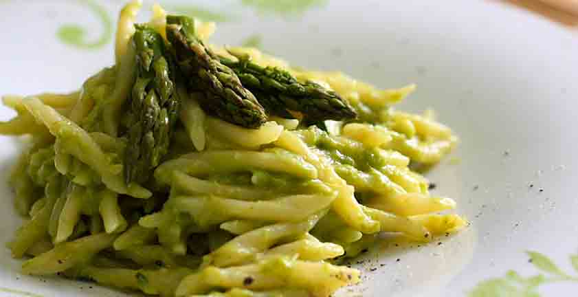 Trofie con pesto di asparagi e uova sode