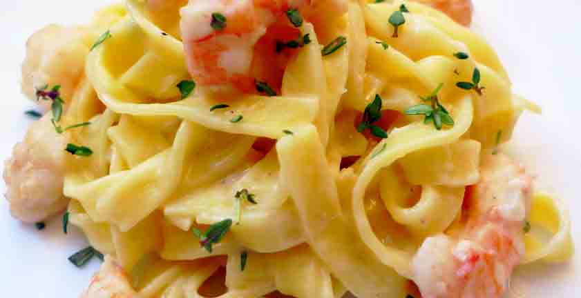 Tagliatelle con gamberi di Mazara del Vallo e pesto di pistacchio