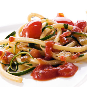 spaghetti al pomodoro fresco e zucchine