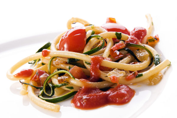 spaghetti al pomodoro fresco e zucchine