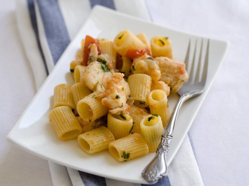 Paccheri-al-ragu-di-rana-pescatrice