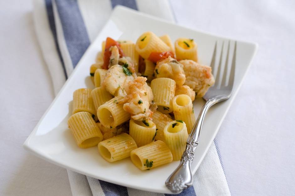 Paccheri-al-ragu-di-rana-pescatrice