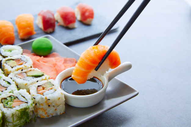 sushi-maki-e-salsa-di-soia-niguiri-e-wasabi_79295-5511